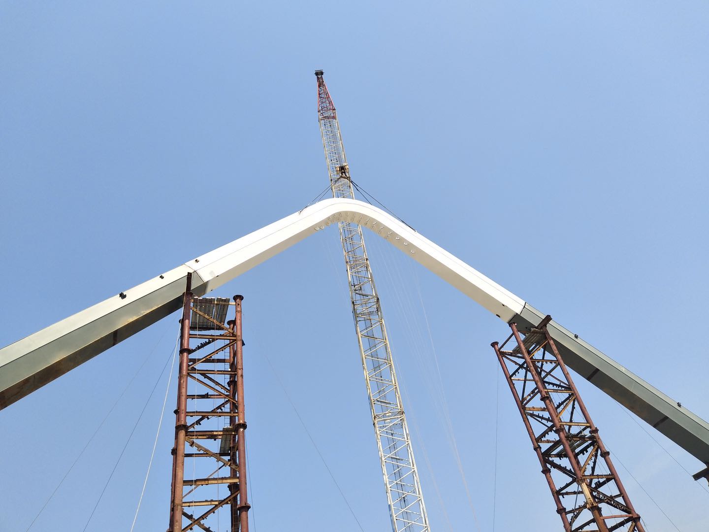 紫荊路跨龍王港河橋順利完成主拱合龍！